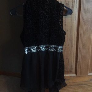 Fly away vest with velvet detail